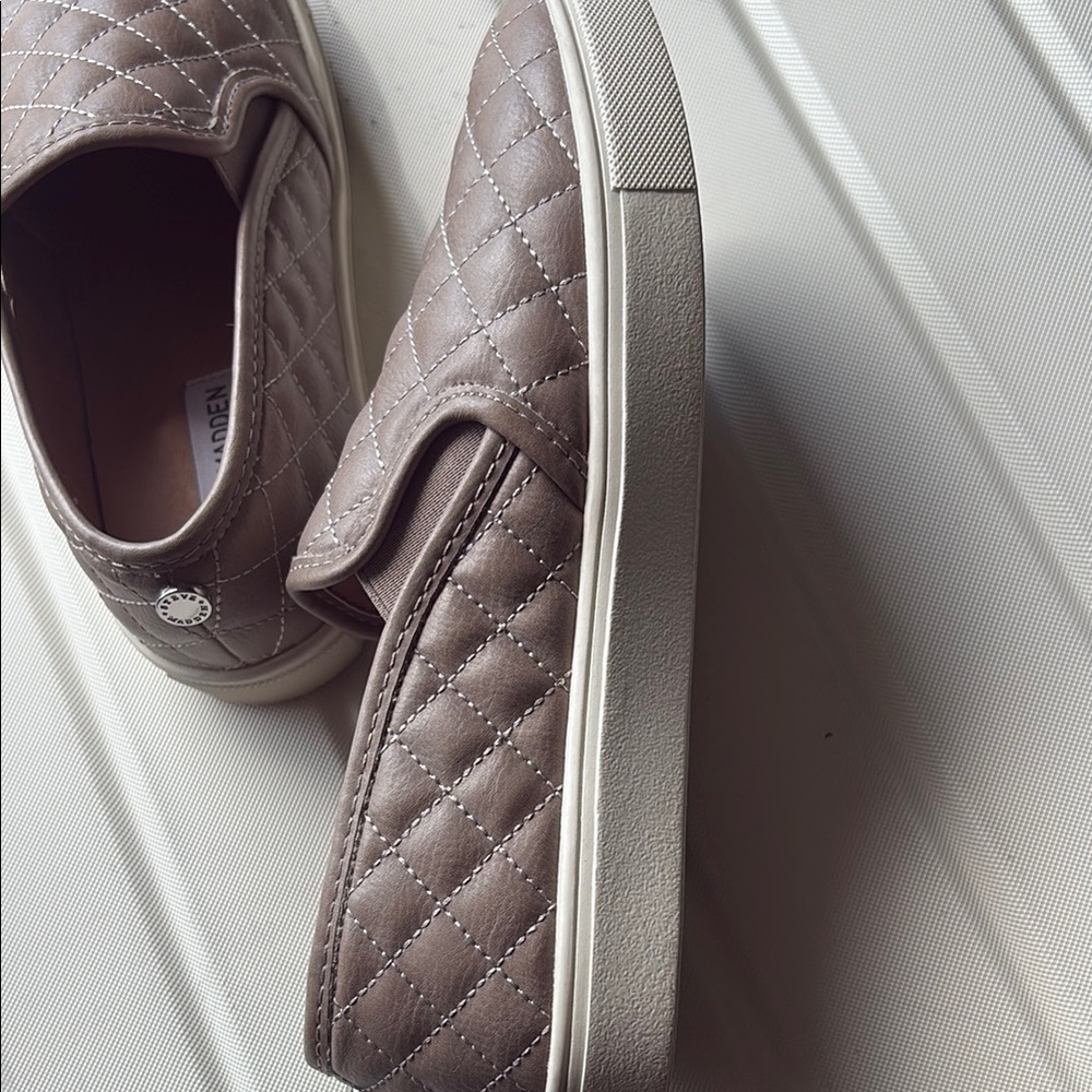Steve Madden Women’s Quilted Slip-On Shoes - Beige Taupe SZ: 8.5. EUC - Picture 7 of 8